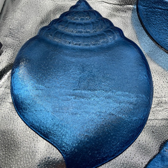 Set of 4 Blue Crackled glass seashell shaped plates. - Picture 3 of 5